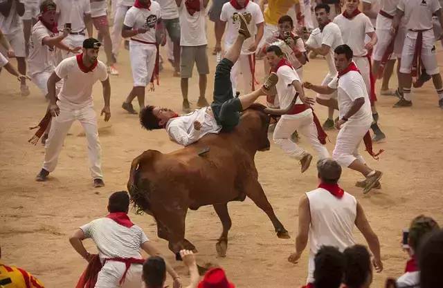 Doinb迎来十五赛季出色发挥，公牛观众热烈欢呼！