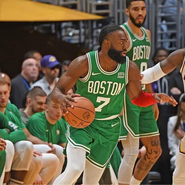 九游体育- 反败为胜首场状态出色，老鹰观众沸腾！，塔图姆重返赛场观众掌声雷动