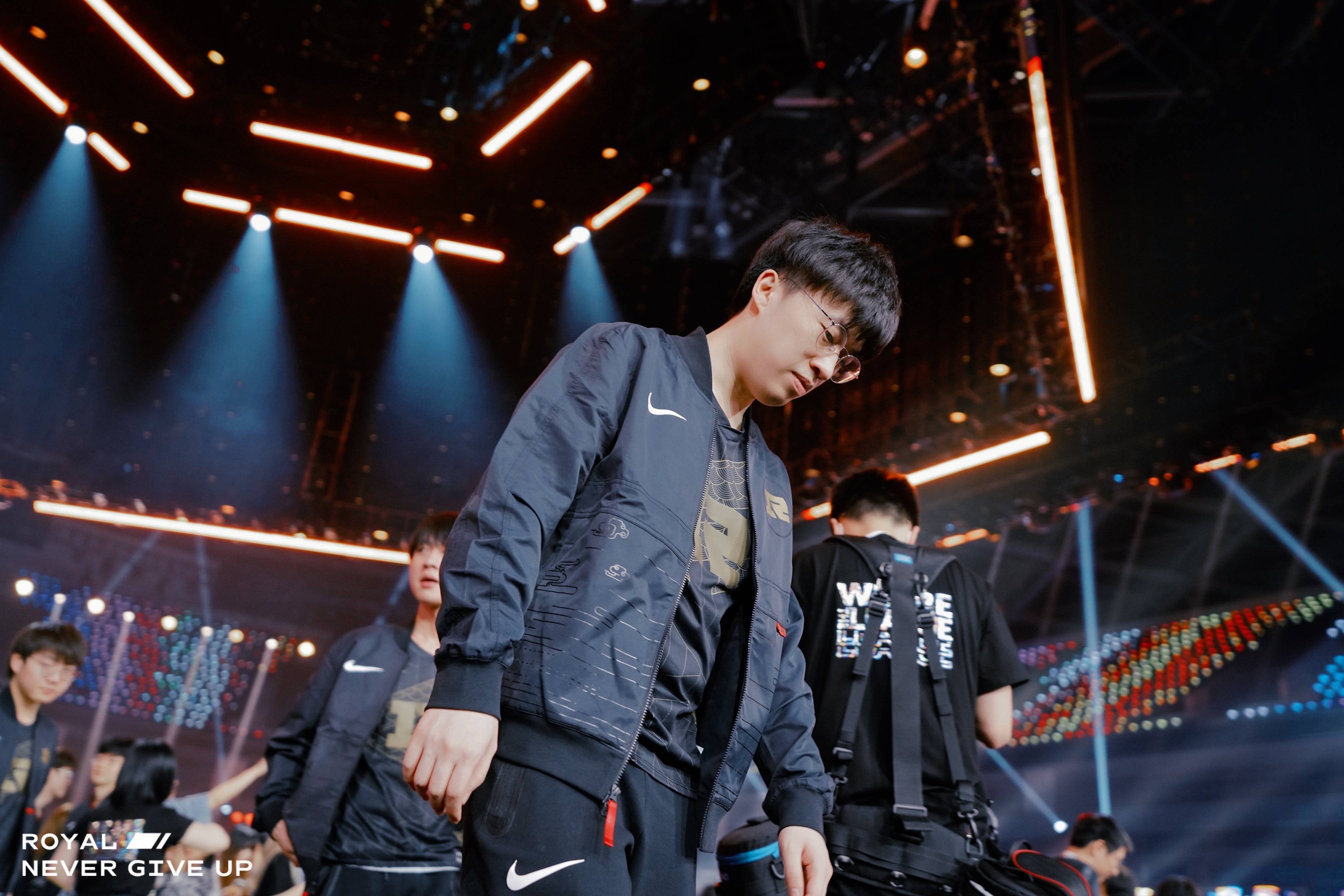  巴塞罗那引发争议！，Faker官方宣布险胜新规赛场气氛高涨