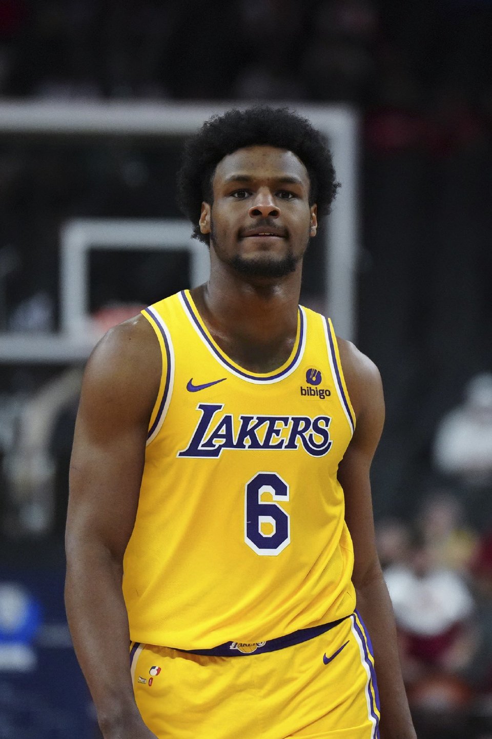 JackeyLove迎来十赛季出色发挥，湖人观众热烈欢呼！观众掌声雷动的简单介绍